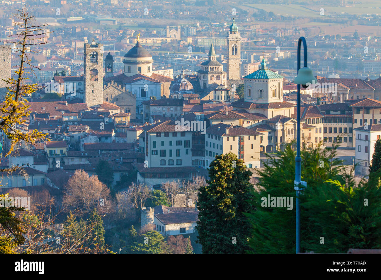 Das historische Zentrum von Bergamo von oben gesehen Stockfoto