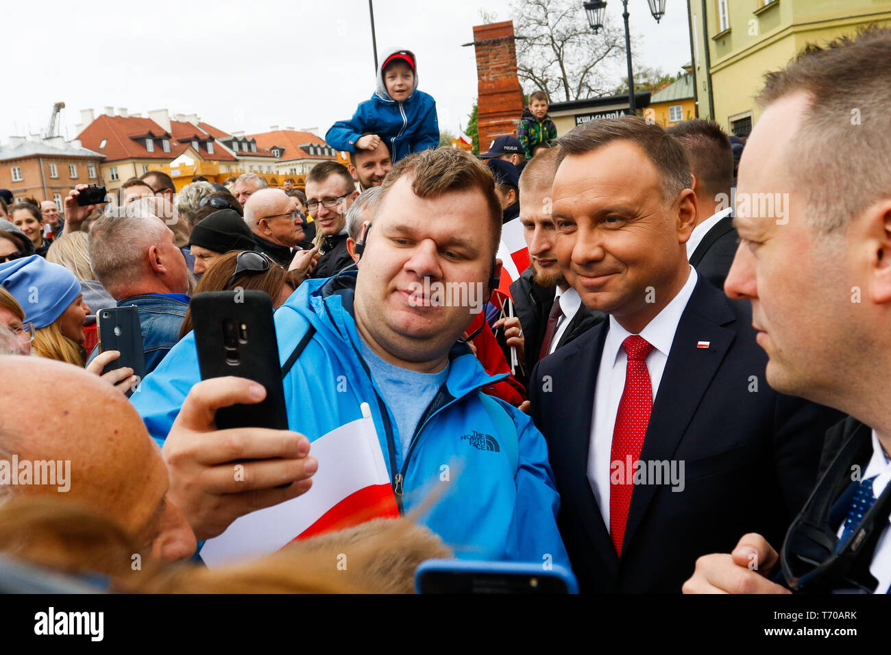 Der polnische Präsident Andrzej Duda gesehen eine selfie mit seiner Anhänger nach der Zeremonie. Feierliche Aufzug der polnische Staat Fahne am Uhrturm des königlichen Schlosses und ein paar Präsidenten Mitglieder nahmen an der Zeremonie teil. Stockfoto
