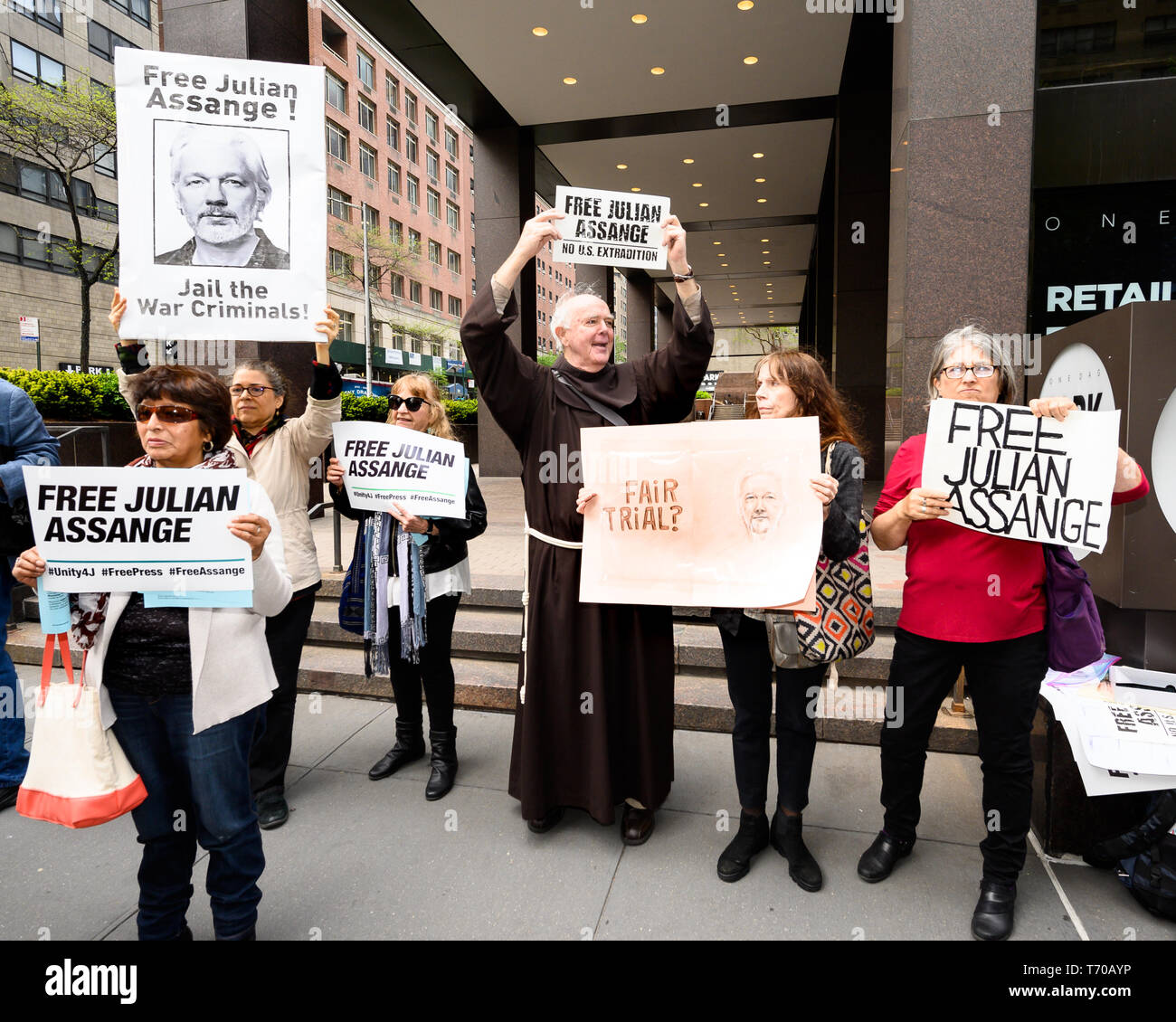 Demonstranten mit Plakaten gesehen während einer Kundgebung zur Unterstützung von Julian Assange vor dem britischen Konsulat in New York City statt. Stockfoto