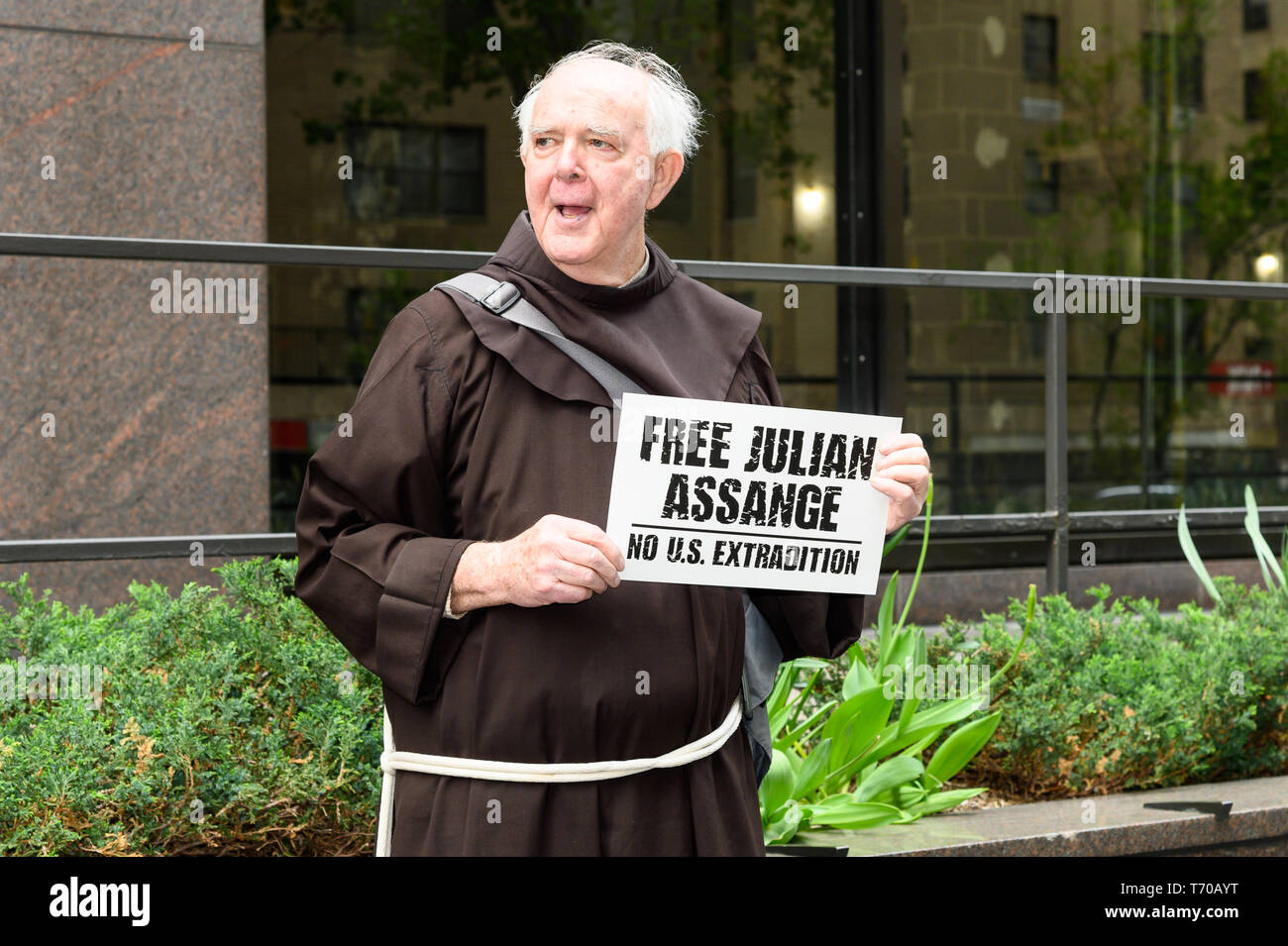 Ein Demonstrator mit einem Plakat gesehen auf einer Kundgebung in Unterstützung von Julian Assange vor dem britischen Konsulat in New York City statt. Stockfoto