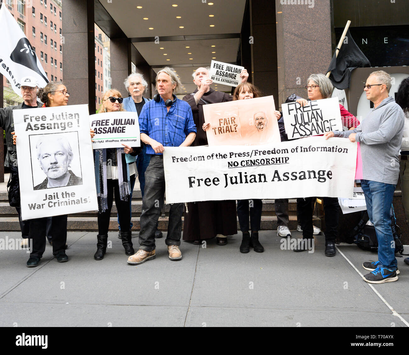 Demonstranten mit Plakaten und Fahnen gesehen während einer Kundgebung zur Unterstützung von Julian Assange vor dem britischen Konsulat in New York City statt. Stockfoto