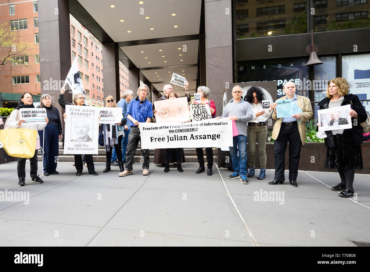 Demonstranten mit Plakaten und Fahnen gesehen während einer Kundgebung zur Unterstützung von Julian Assange vor dem britischen Konsulat in New York City statt. Stockfoto