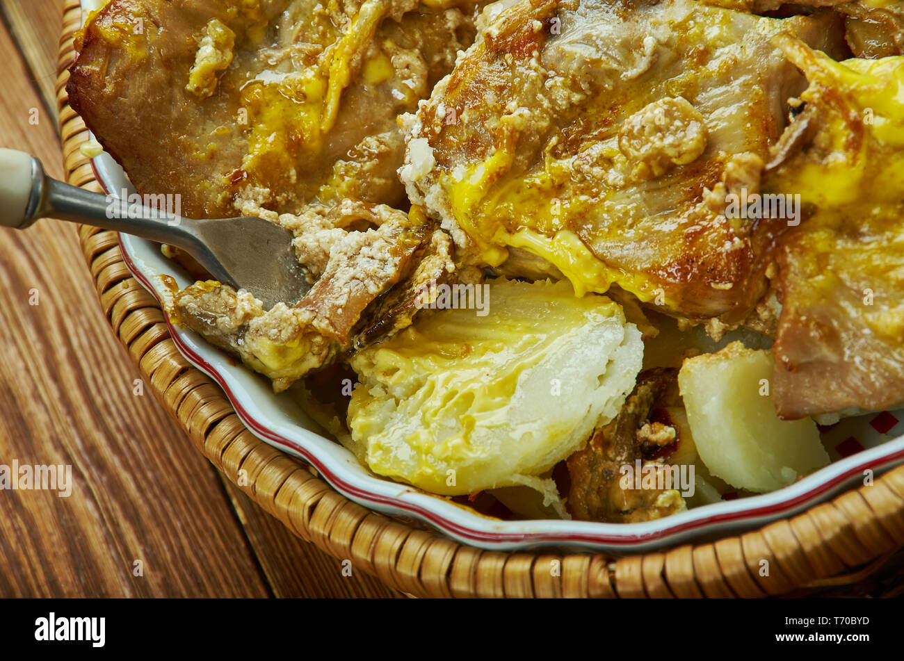 Schweinekoteletts überbackene Kartoffeln Kasserolle Stockfoto