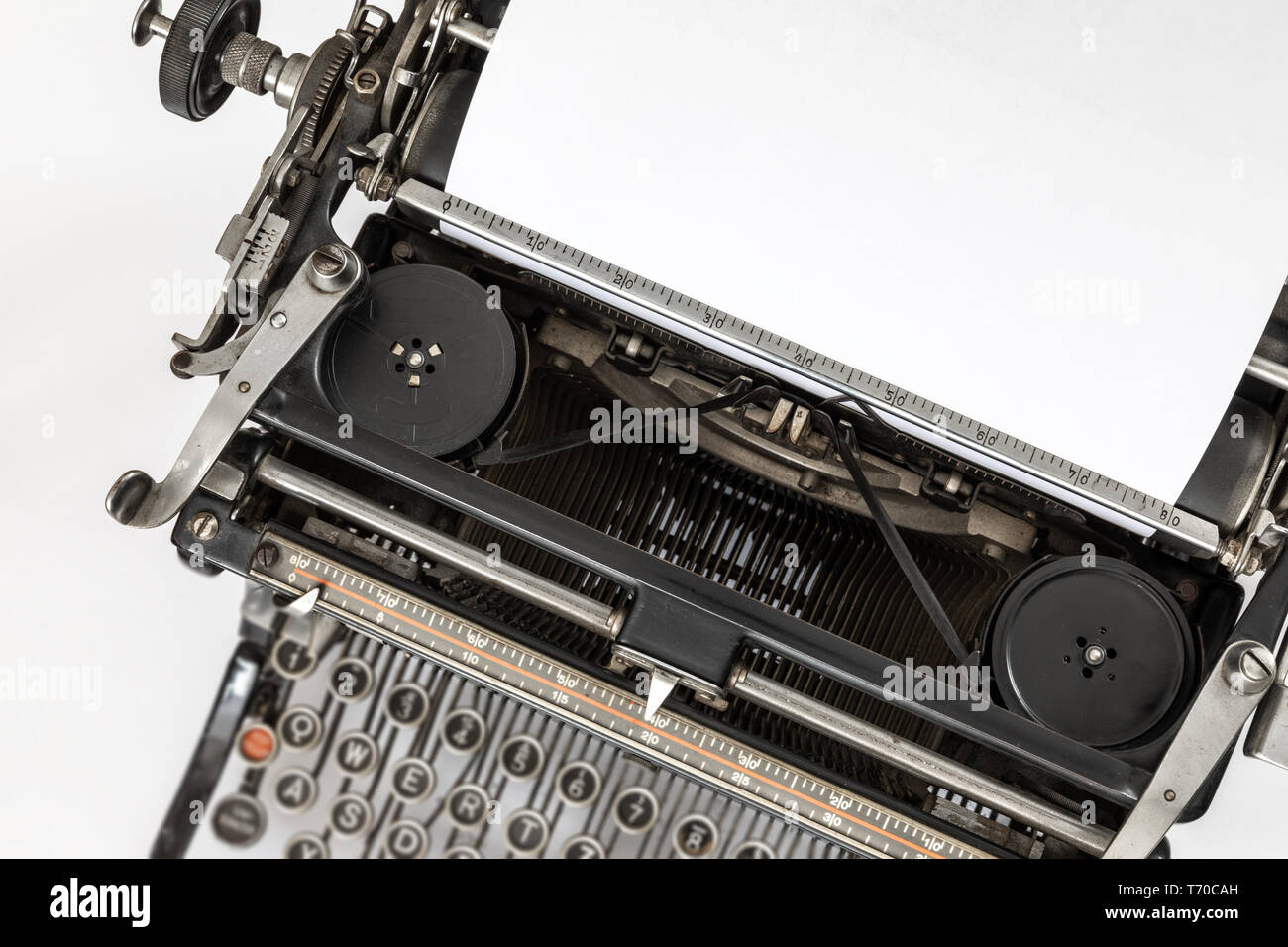 Vintage Schreibmaschine mit leeren Blatt Papier retro Technologie Stockfoto