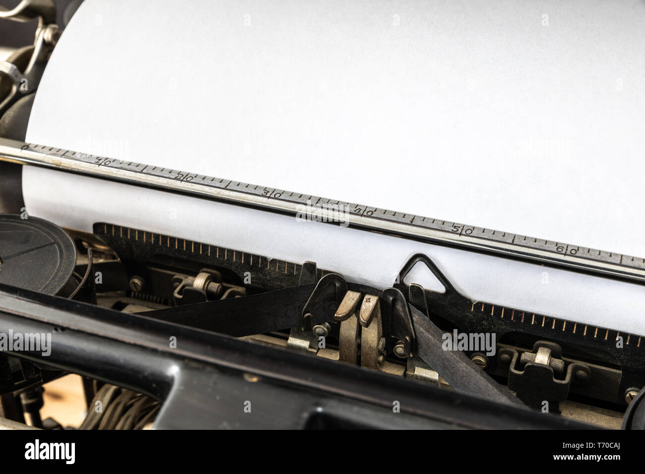 Vintage Schreibmaschine mit leeren Blatt Papier retro Technologie Stockfoto
