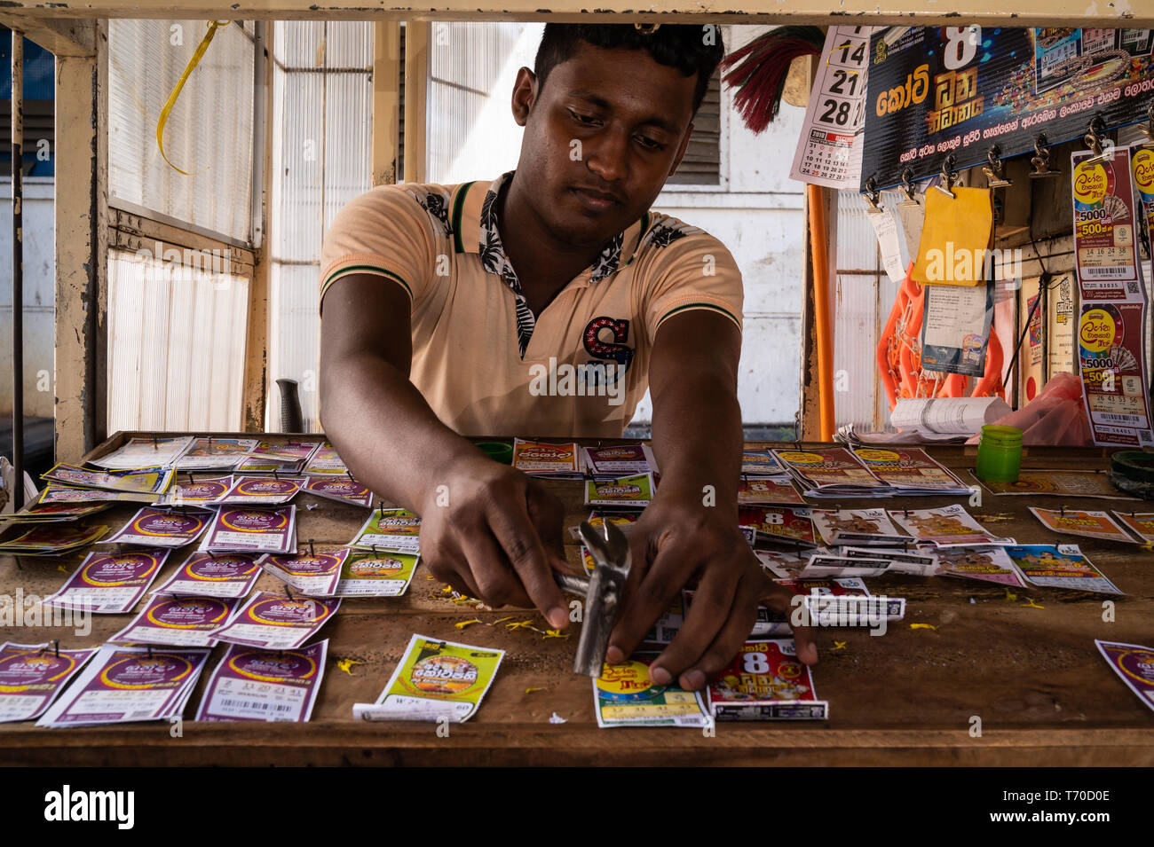 Lottery ticket Anbieter an seinem Kiosk, Kandy, Sri Lanka Stockfoto