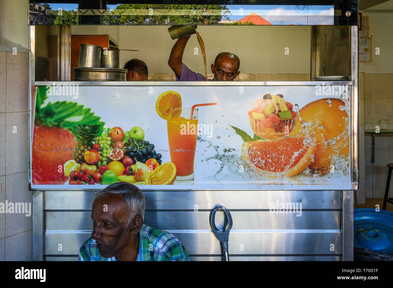 Mann Kaffee bei einer Erfrischung in Kandy Municipal Central Market, Kandy, Sri Lanka gießen Stockfoto