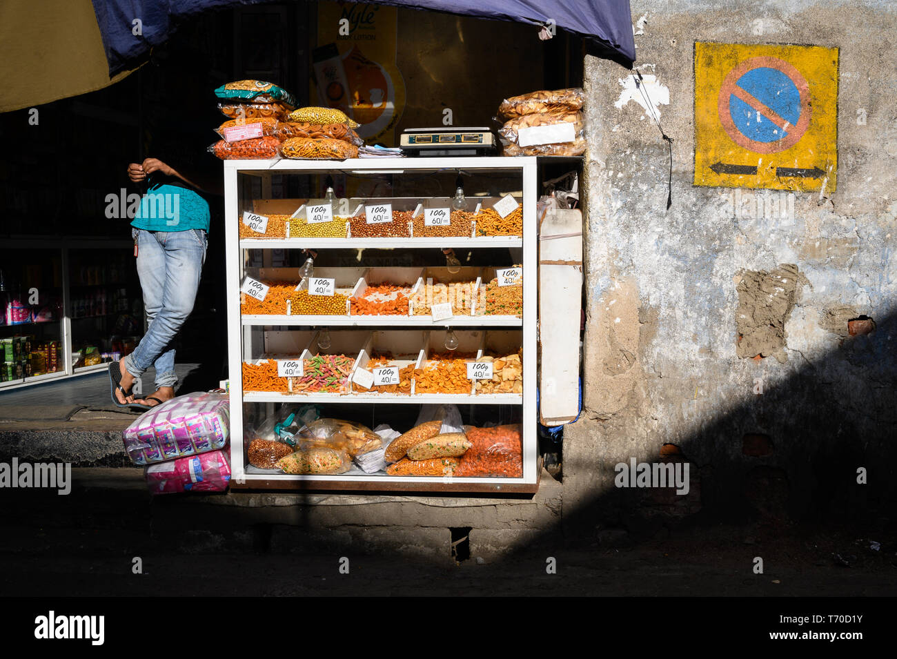 Shop vorne am späten Nachmittag Sonne, Kandy, Sri Lanka Stockfoto