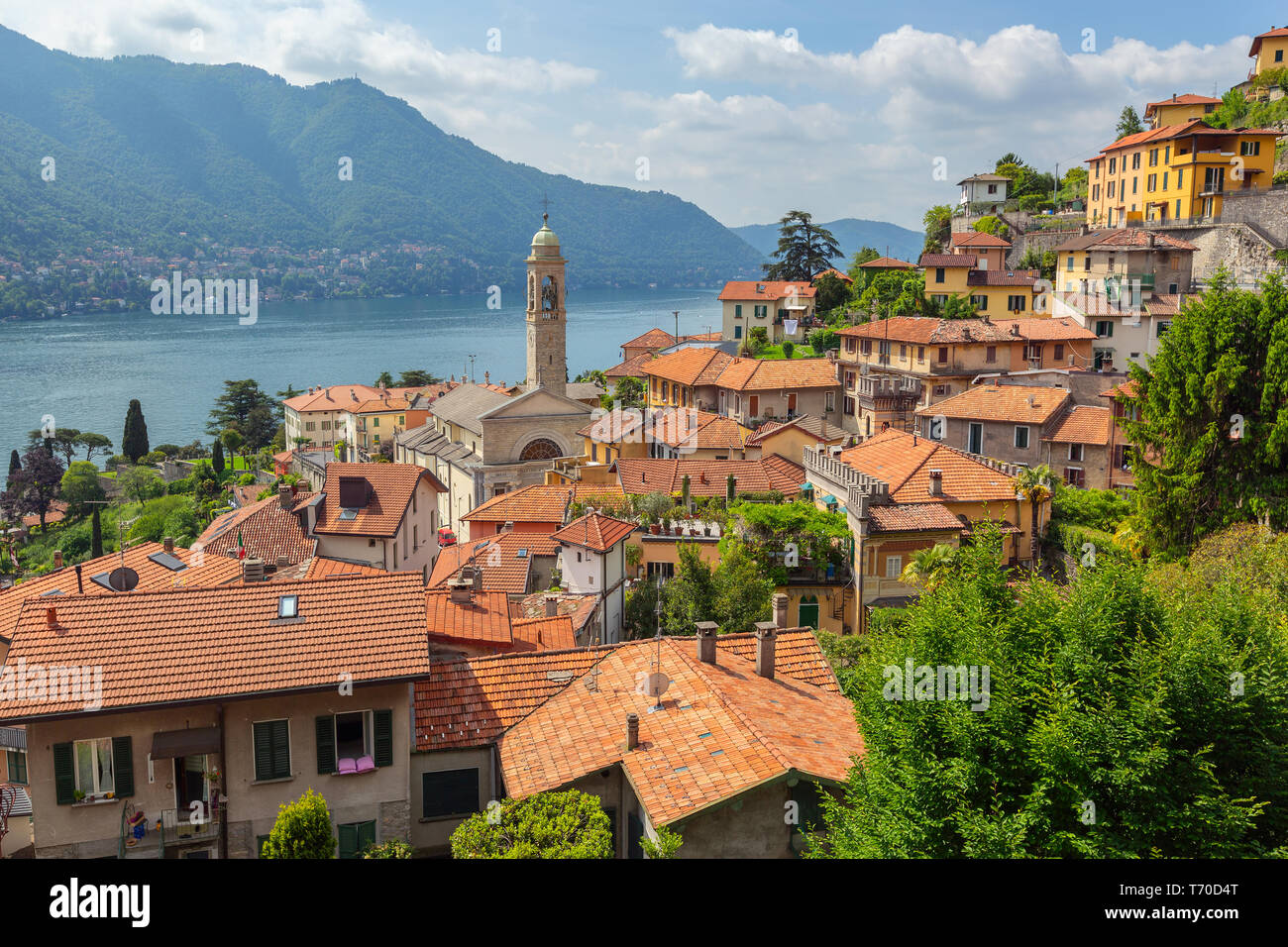 Kirche in der Stadt an der Küste von Comer see Stockfoto