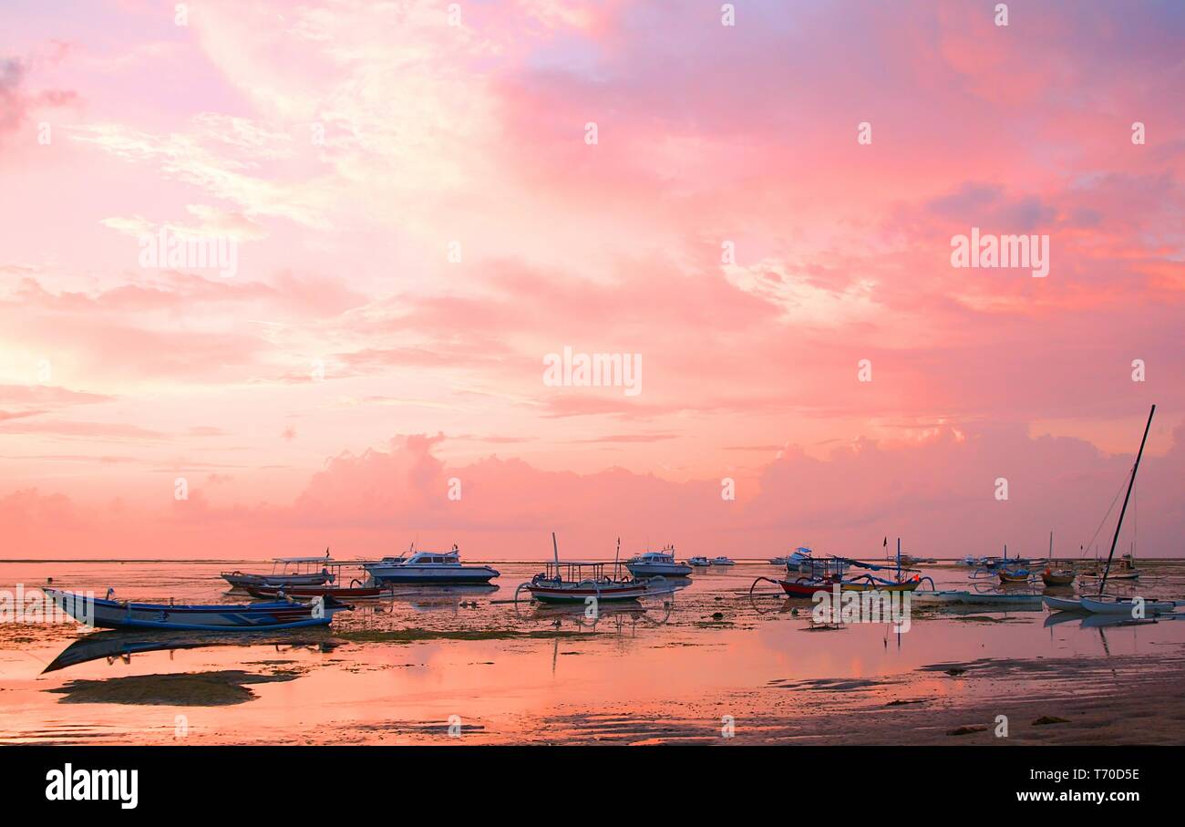 Südliche Dawn auf dem Ozean, Insel Bali in Indonesien Stockfoto