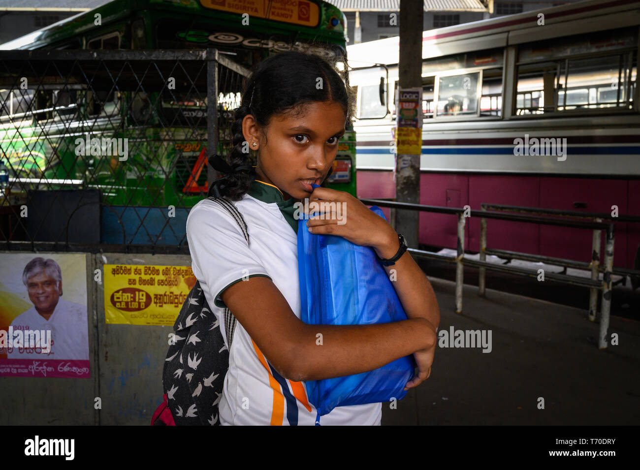 Schule Mädchen in Gedanken am Busbahnhof, Kandy, Sri Lanka Stockfoto