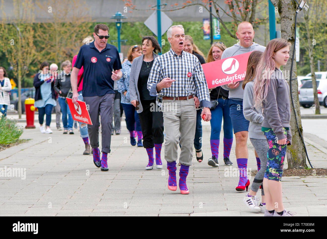 Eine Gruppe von Menschen zu Fuß für die Gleichstellung von Frauen und Männern während einer eine Meile in ihr Schuhe Kampagne. Stockfoto