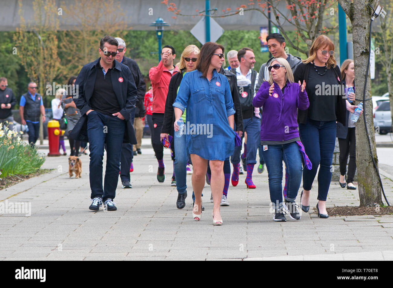 Eine Gruppe von Menschen zu Fuß für die Gleichstellung von Frauen und Männern während einer eine Meile in ihr Schuhe Kampagne. Stockfoto