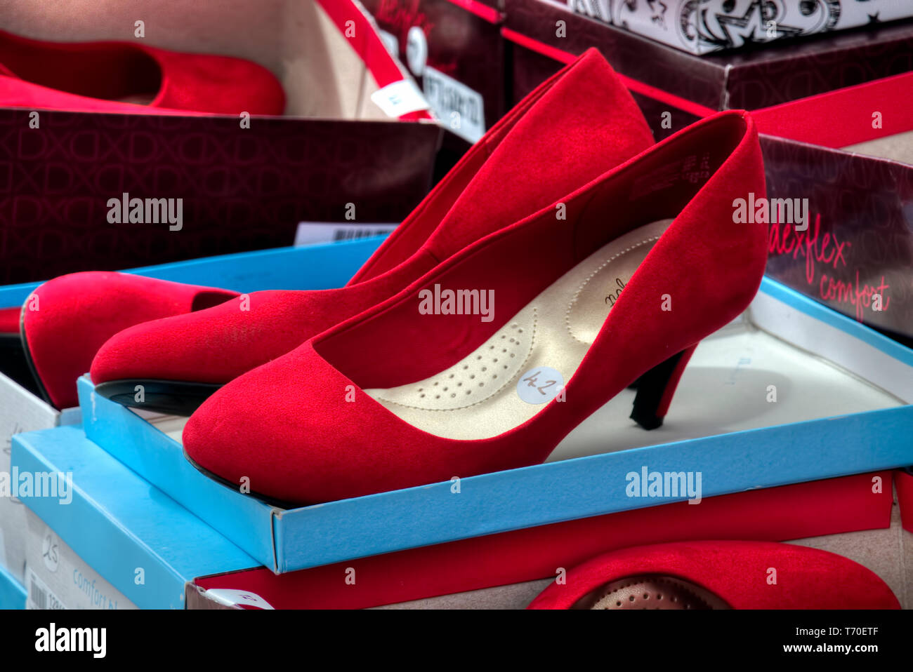 Rote Pumps High Heels in einer verwendet Gehen eine Meile in ihr Schuhe Sensibilisierungskampagne für die Gleichstellung von Frauen und Männern zu erhöhen. Stockfoto