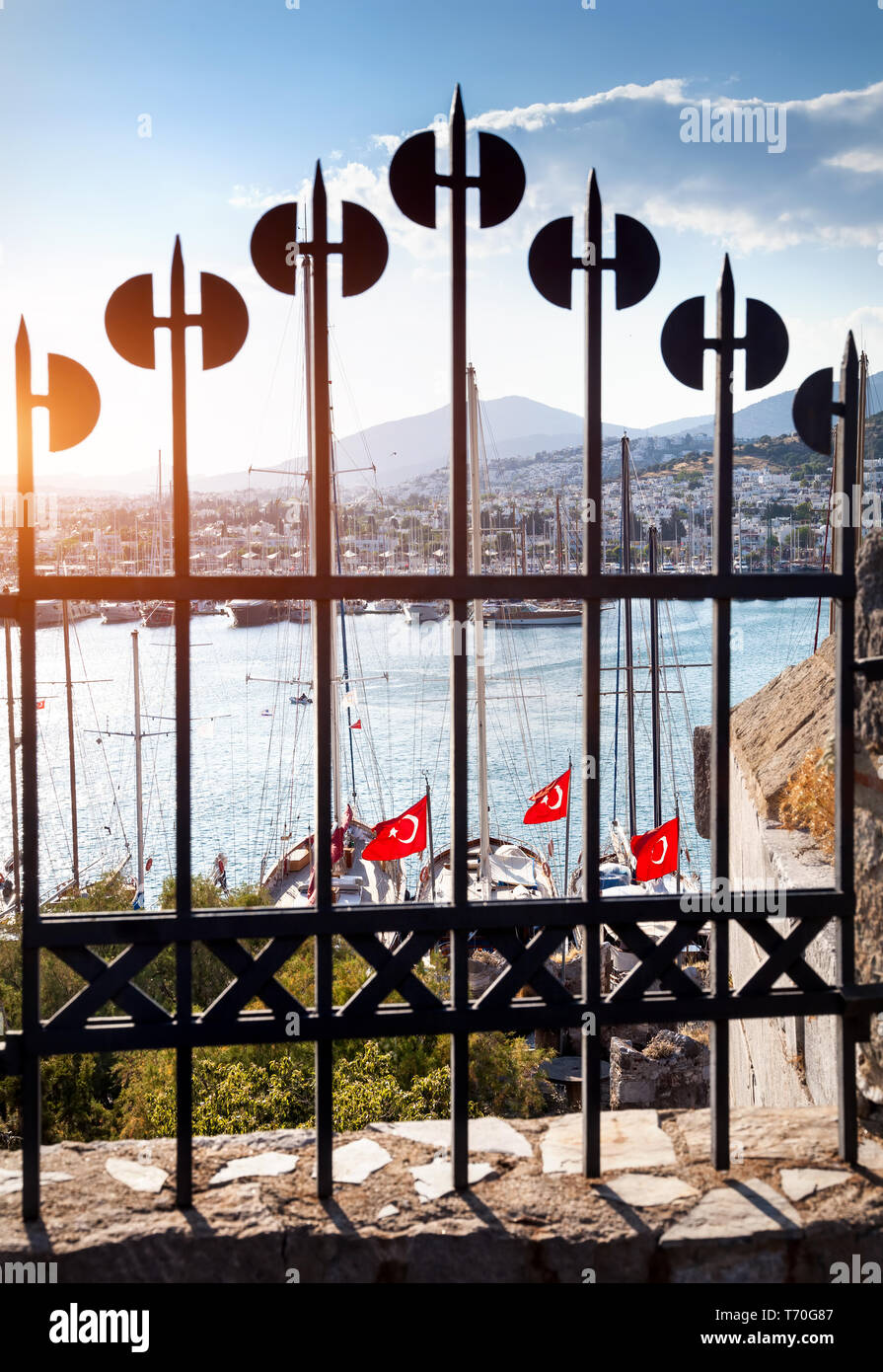 Türkei Flaggen auf dem Boot in der Marina Hafen Tag im Yachthafen von Bodrum Stockfoto