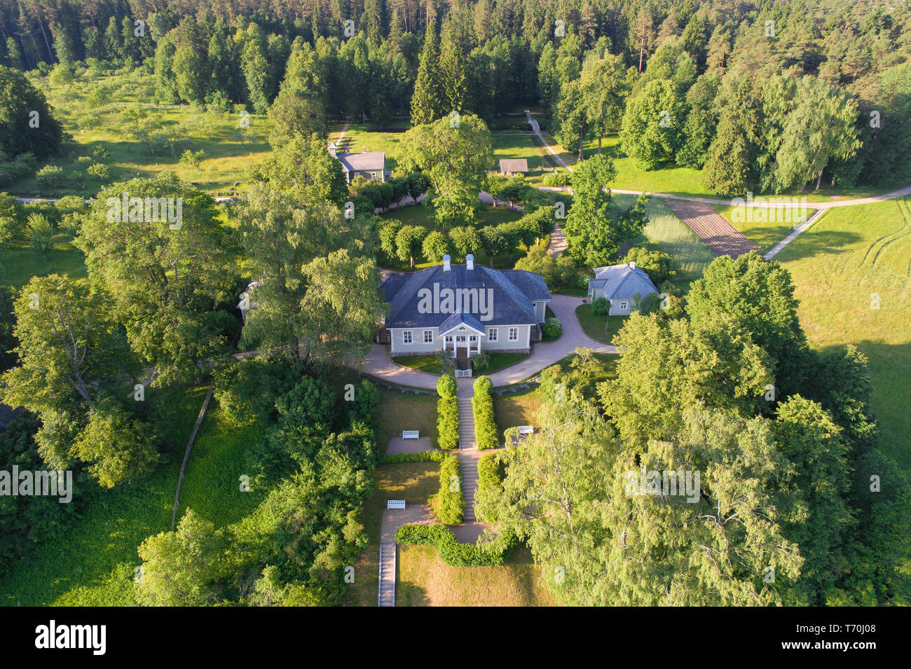 Blick auf das Haus des Dichters A.S. Puschkin in der Mikhailovskoe Immobilien auf die Mai morgen (Aufnahmen aus quadrocopter). Puschkin Berge, Russland Stockfoto