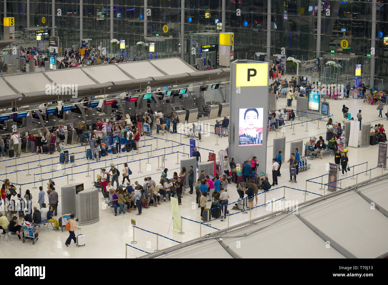 BANGKOK, THAILAND - Januar 04, 2017: Blick in die Halle für die Registrierung der Passagiere am Flughafen Suvarnabhumi Stockfoto