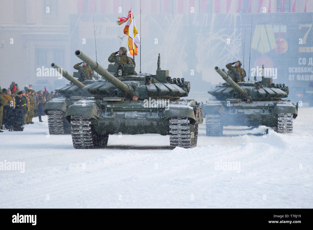 SAINT-Petersburg, Russland - Januar 24, 2019: Die russischen Panzer T-72 B3 auf dem Schlossplatz. Generalprobe für die Militärparade zu Ehren des Tages der Stockfoto
