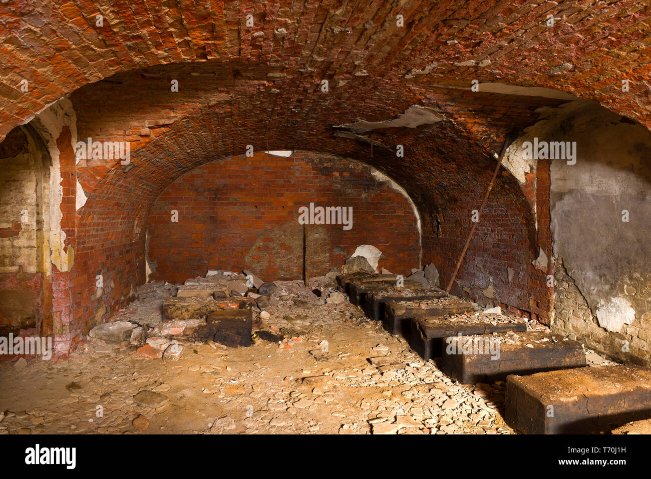 Abgebrochene Kasematte für die Speicherung von Granaten der Naval fort' Zverev" (Nördliche Fort Nr. 4). Kronstadt, Russland Stockfoto