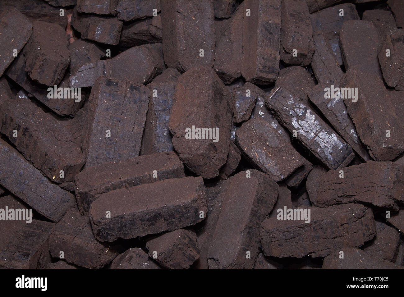 Haufen von Torfbriketts, alternative Brennstoffe, Rohstoff Haufen von Torfbriketts, alternative Brennstoffe, Rohstoff Stockfoto