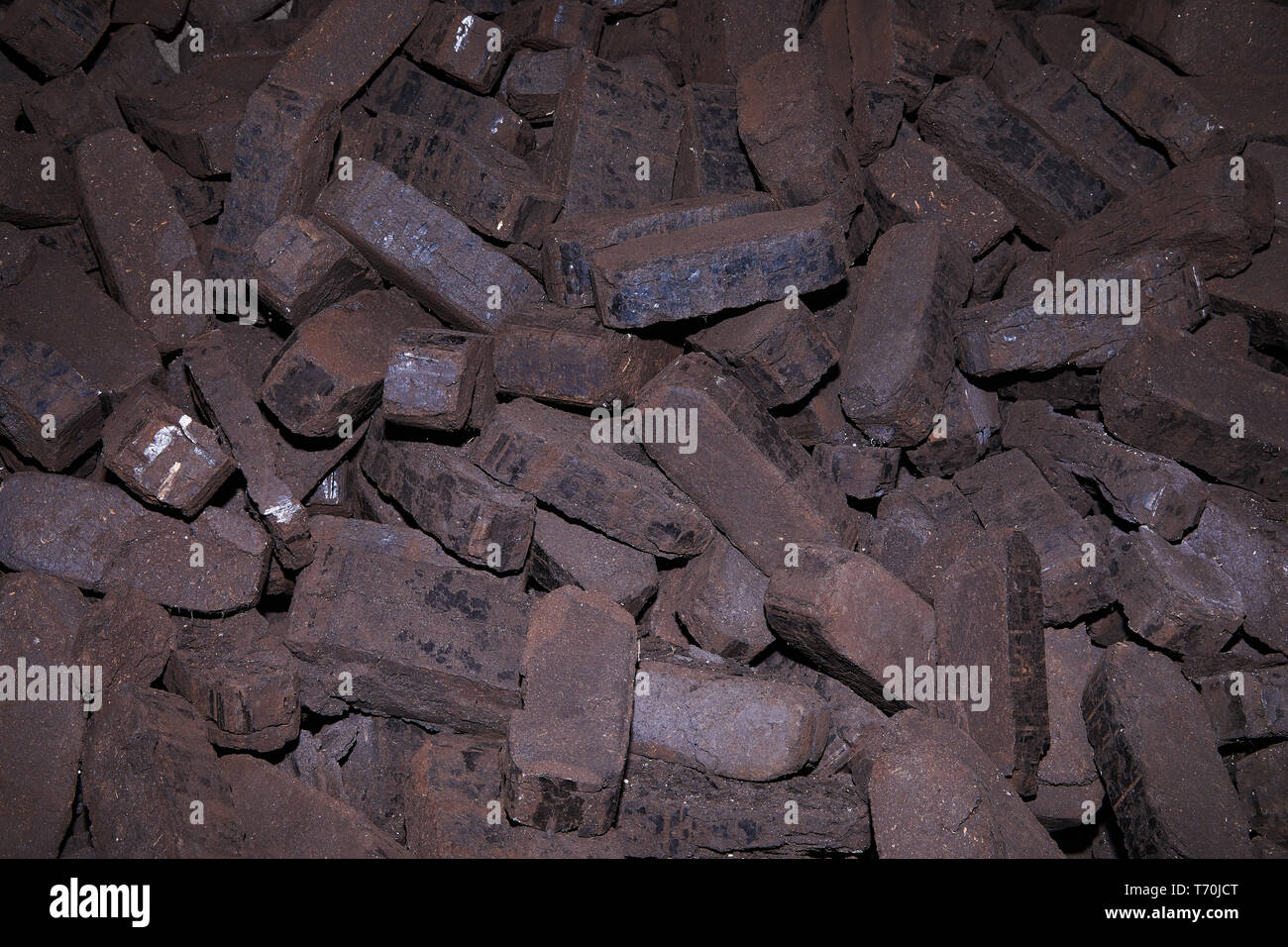 Haufen von Torfbriketts, alternative Brennstoffe, Rohstoff Haufen von Torfbriketts, alternative Brennstoffe, Rohstoff Stockfoto