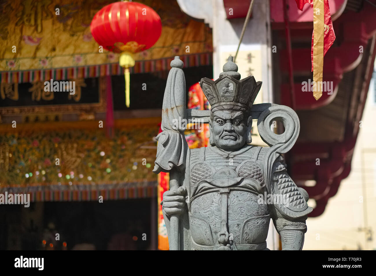 Eine wild aussehende Schutzfigur, die den Eingang zum (taoistischen) Jui TUI Tempel in Phuket, Phuket, Thailand, bewacht Stockfoto