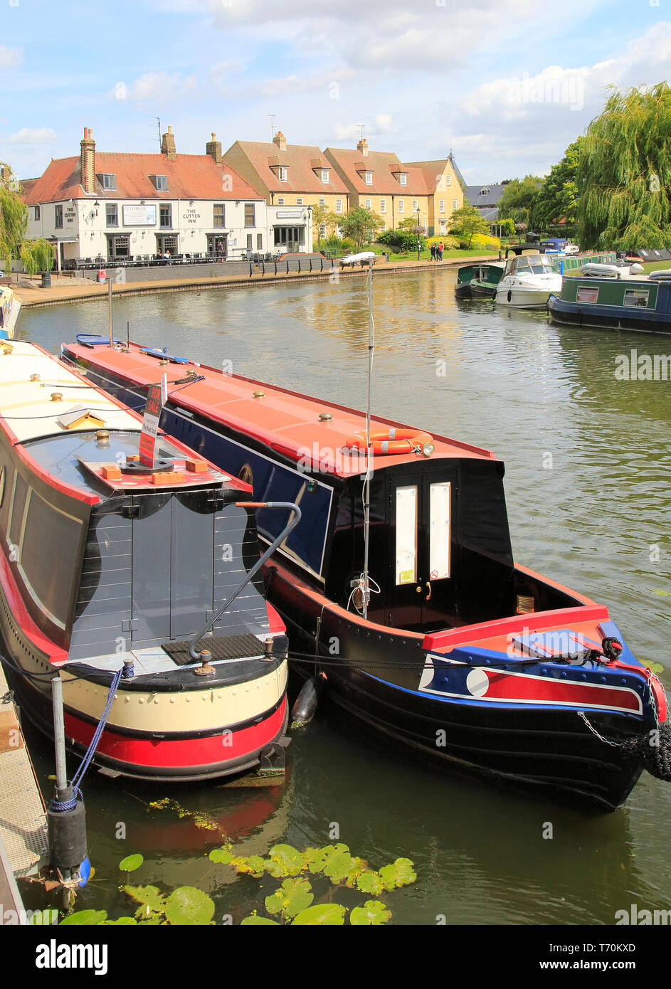 Schmale Boote auf dem Fluss Great Ouse, Ely, Cambridgeshire, England, Großbritannien Stockfoto