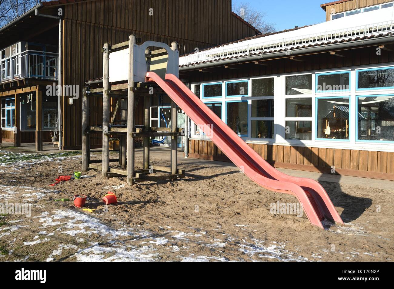 Kinder- Folie vor dem Kindergarten Stockfoto