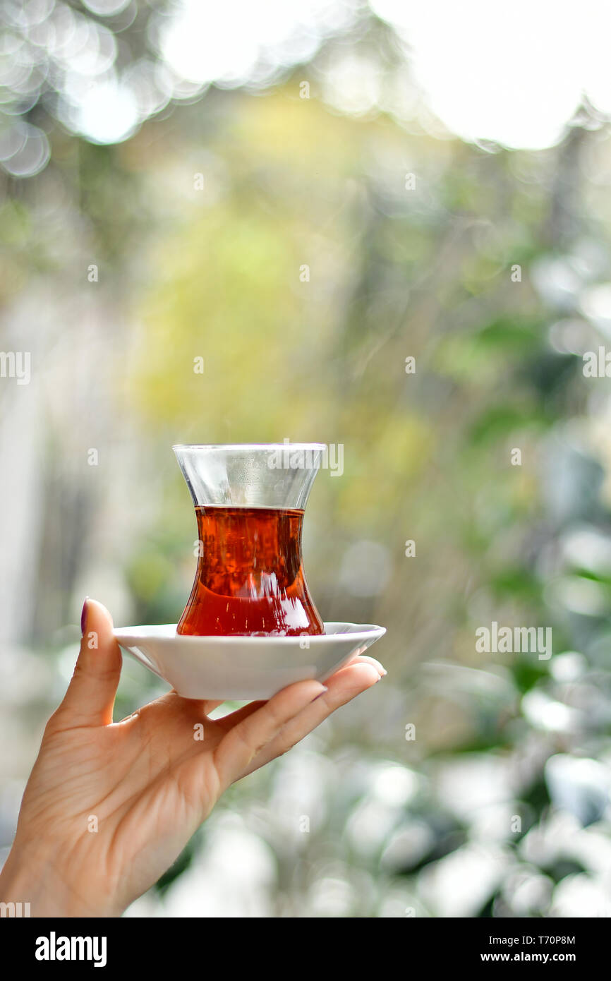 Weibliche hand Glas türkischen Tee Stockfoto