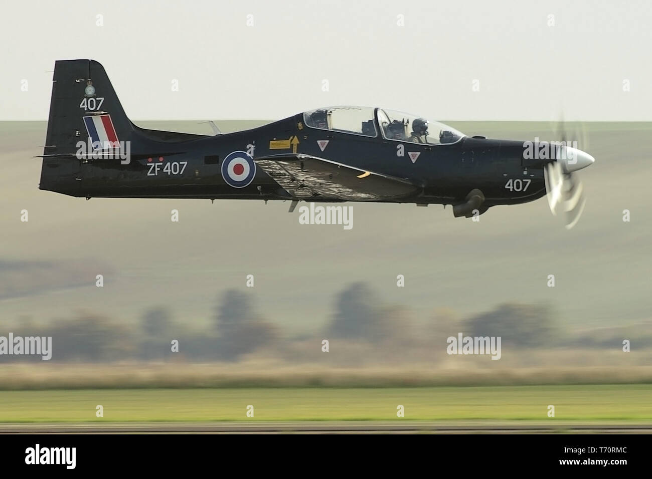 Royal Air Force, RAF zeigen kurzes Tucano T1-Trainingsflugzeug, das tief zum Boden fliegt. ZF407. Die Shorts Tucano T1 wurden aus Embraer EMB-312 Tucano entwickelt Stockfoto