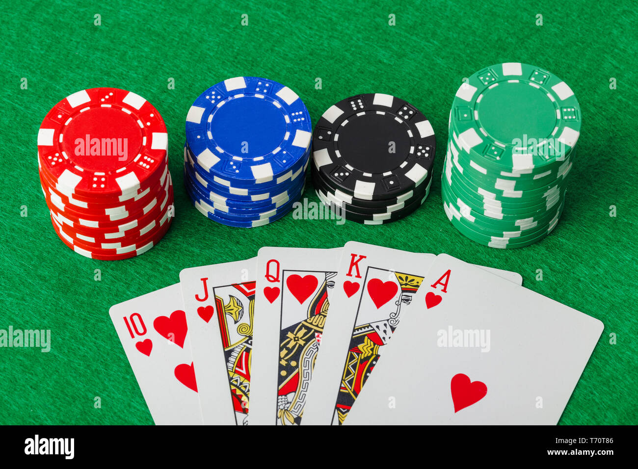 Casino Chips und Karten spielen am grünen Tisch Stockfoto