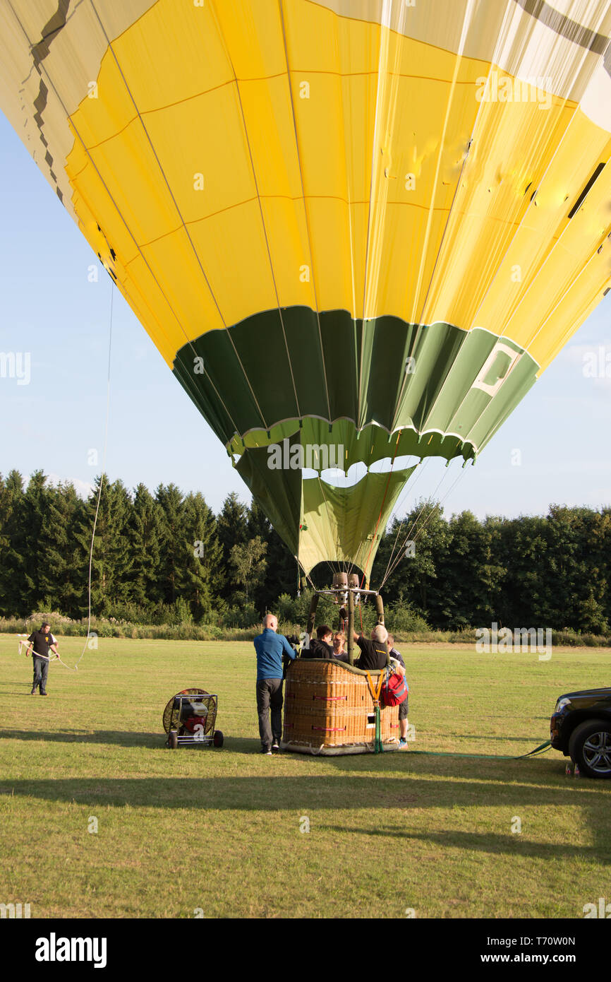 Heißluftballon vor dem Start Stockfoto