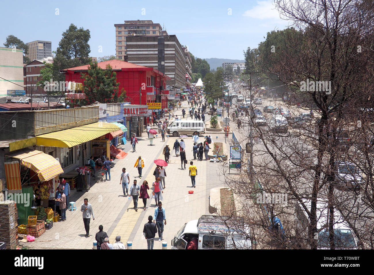 Addis Abeba, Äthiopien - 9. April 2019: eine belebte Straße in der äthiopischen Hauptstadt Addis Abeba. Stockfoto