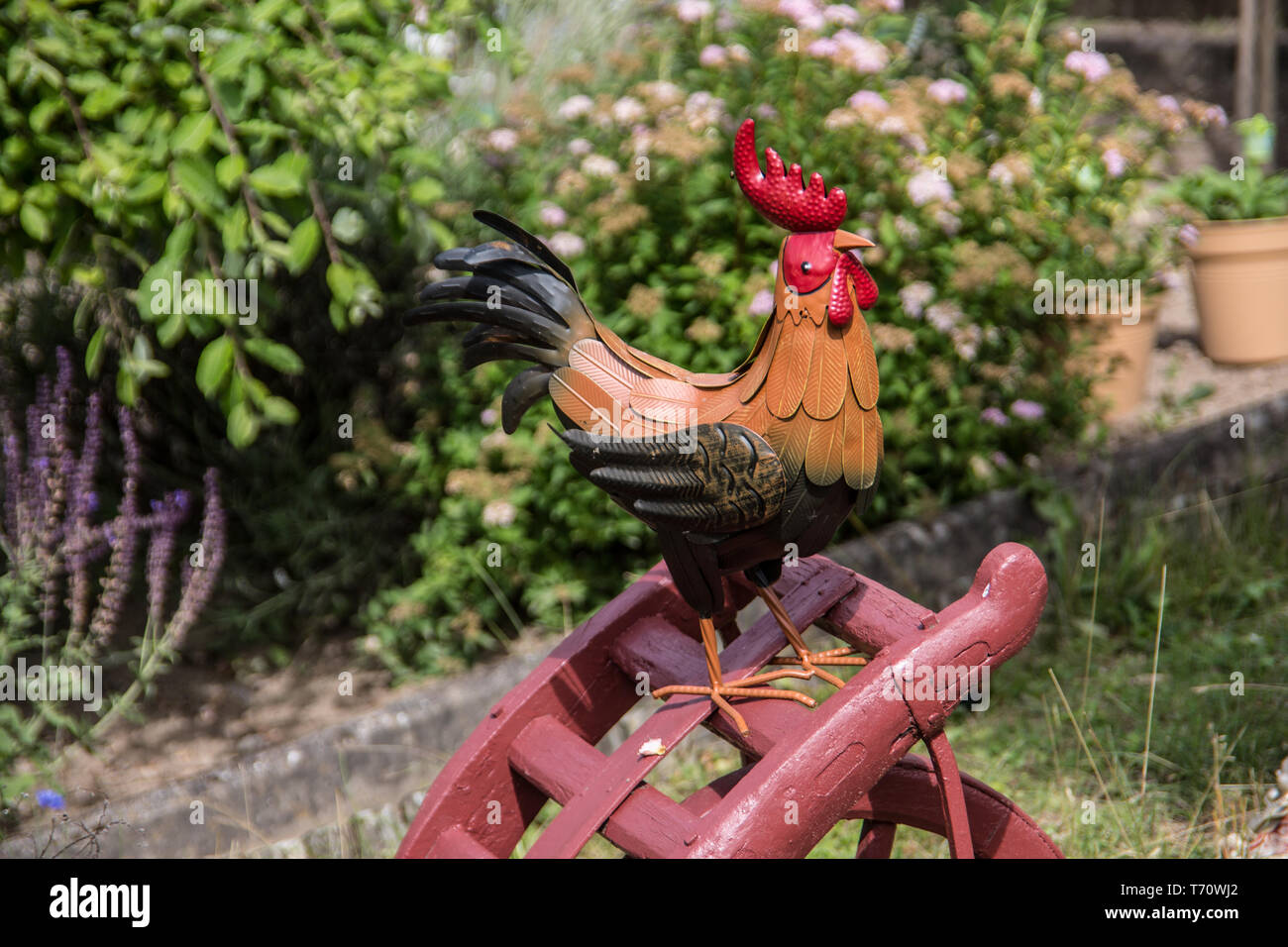 Bunten Garten mit Hahn und Leiter Stockfoto