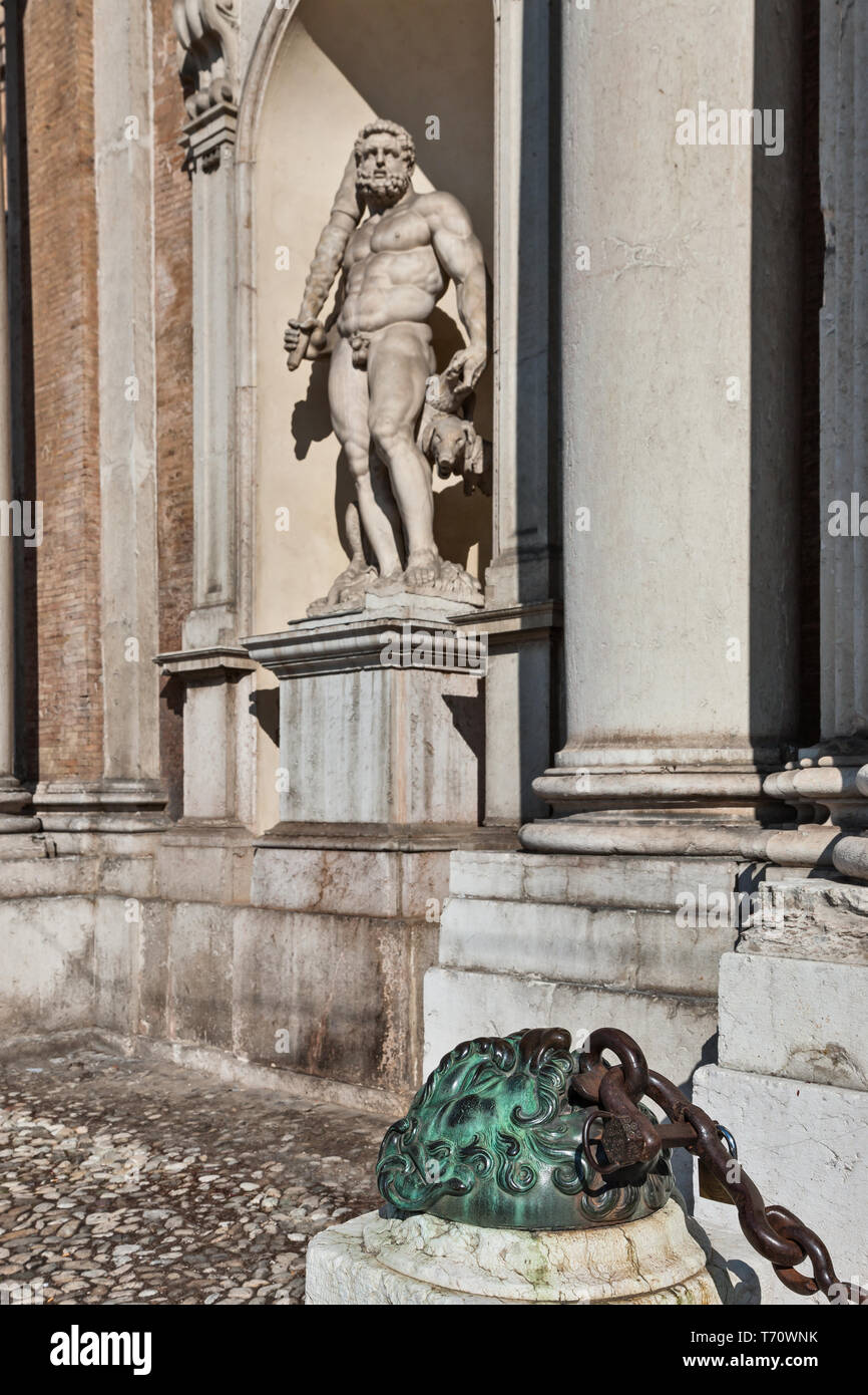 Modena, Palazzo Ducale (Sede dell'Accademia militare), particolare della facciata: "Ercole", Statua di Prospero Sogari (1565) e e mascherone reggicat Stockfoto