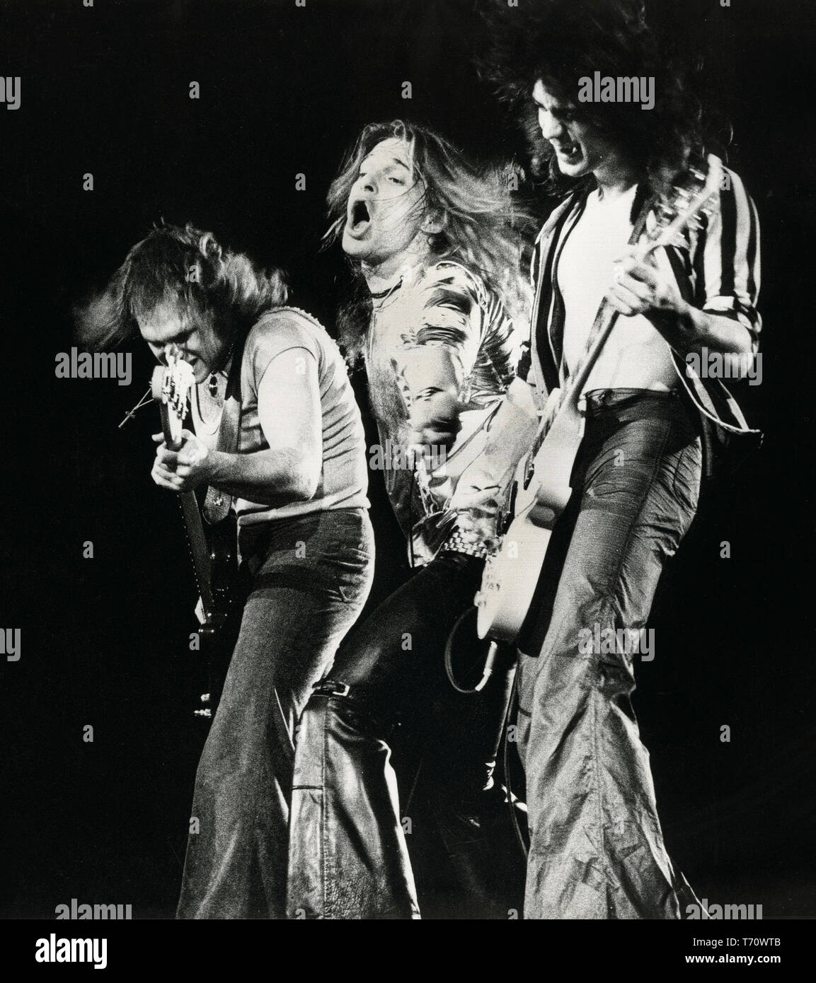 Rockgroep tijdens een optreden Van Halen, Midden zanger David Lee Roth met en Dsub gitarist Eddy Van Halen, circa 1980. Stockfoto