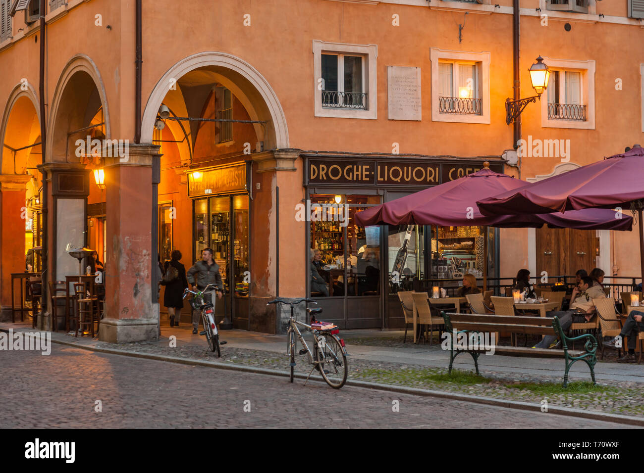 Modena, "caffetteria Giusti', in der Via Farini: serale scorcio con tavolini all'aperto. [ENG] Modena, "caffetteria Giusti' (Café/Bar) in Toledo s Stockfoto