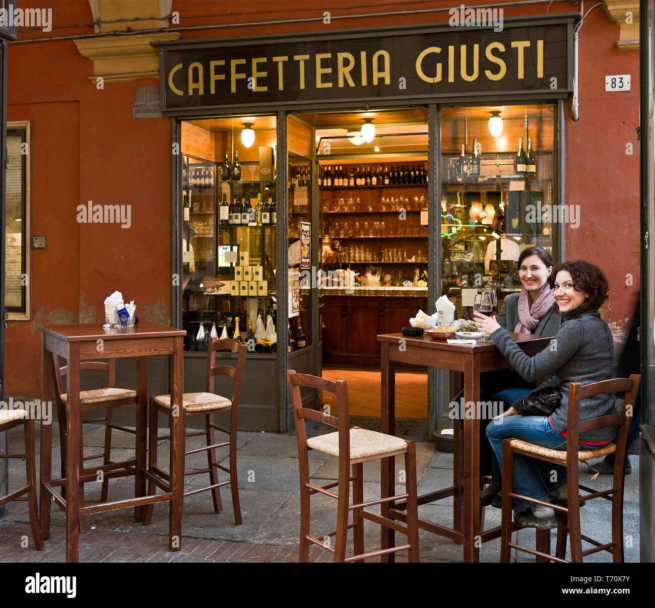 Modena, "caffetteria Giusti', in der Via Farini: amiche ein un-tavolino. [ENG] Modena, "caffetteria Giusti' (Café/Bar) in Toledo Straße: Freunde an Stockfoto