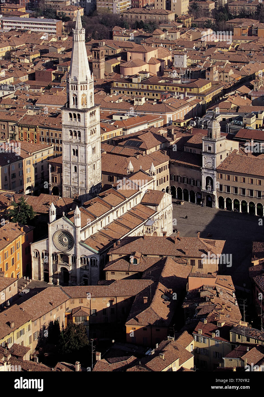 Modena: veduta Aerea di Piazza Grande con Il Duomo, La Ghirlandina (La Torre campanaria) e il Municipio con la Torre Civica. [ENG] Modena: Antenne vie Stockfoto