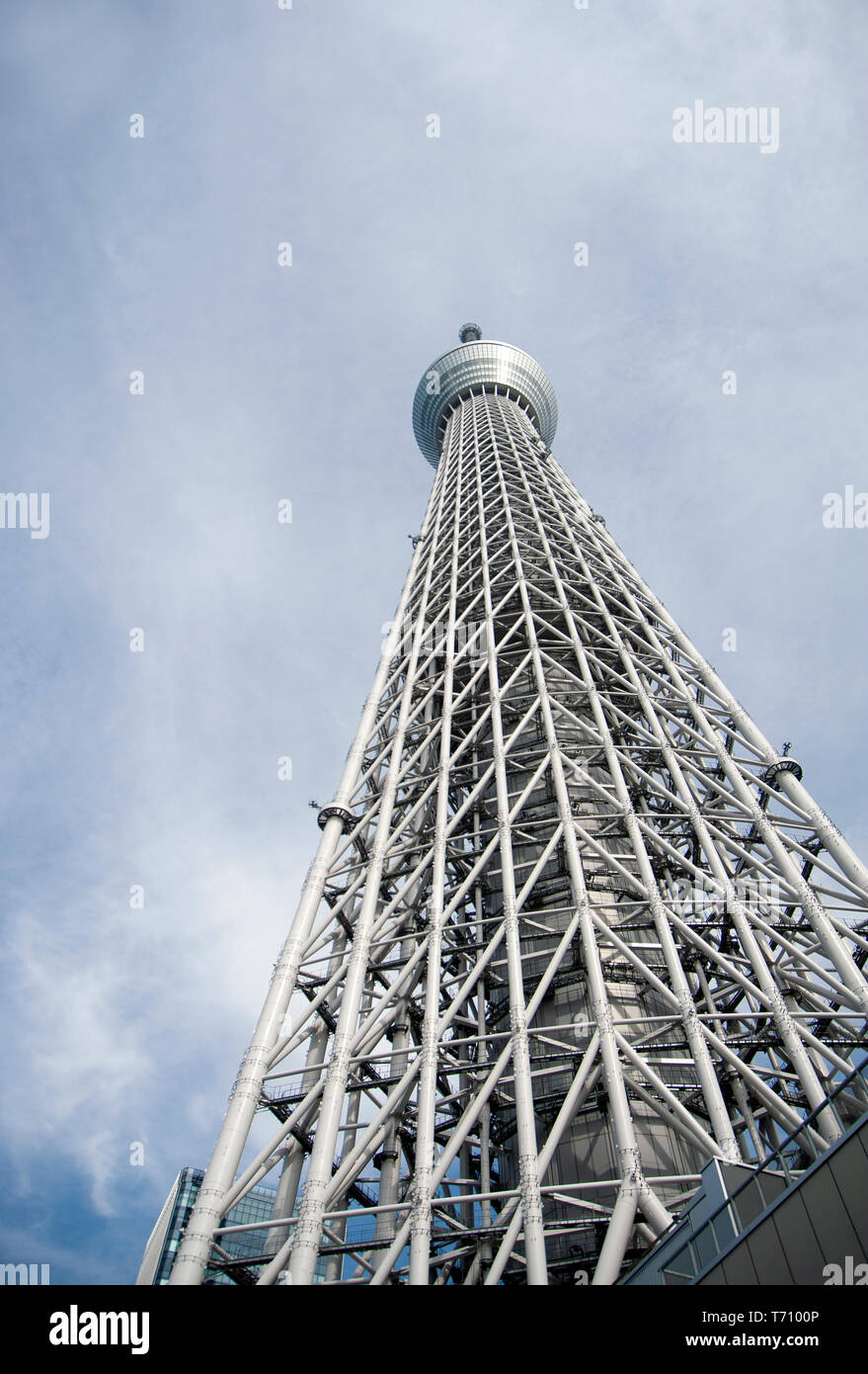 Tokio Skytree Rundfunk und Aussichtsturm von unten gesehen. Am 634 Meter hohen Sendemast ist dies der höchste der Welt. Stockfoto