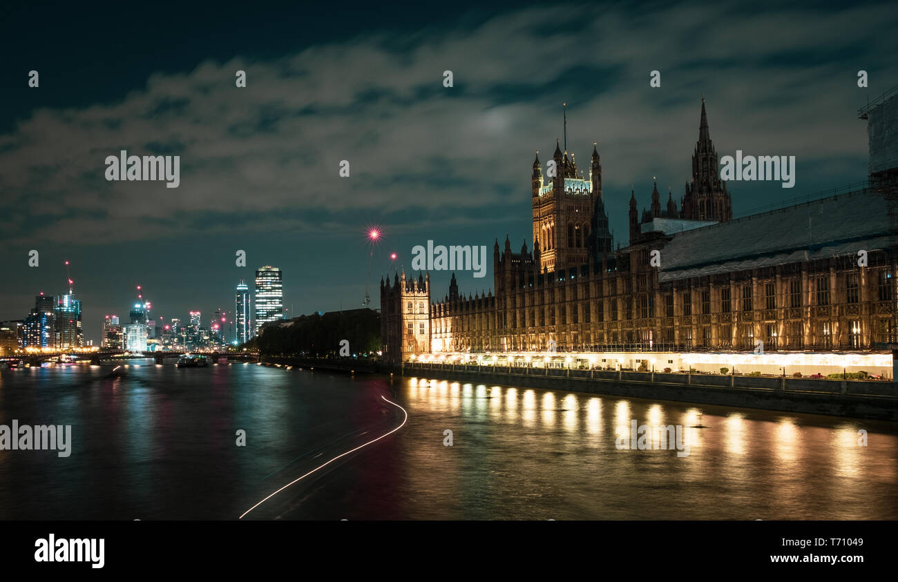 Der Palast von Westminster und die Themse, London UK Stockfoto