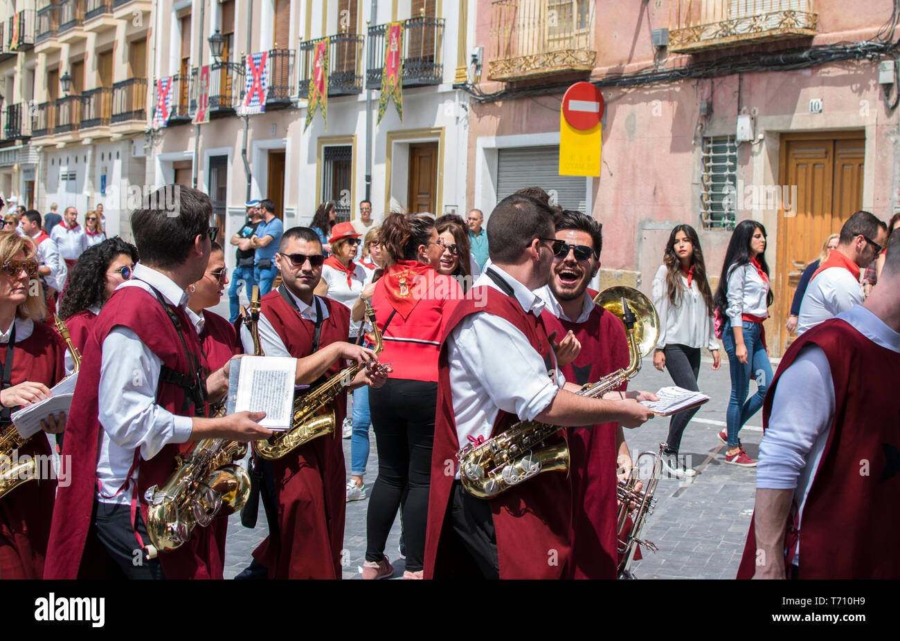 Caravaca de la Cruz, Murcia, Spanien, 2. Mai 2019: Blaskapelle in der Prozession an Los Caballos Del Vino: Pferde von Wein. Stockfoto