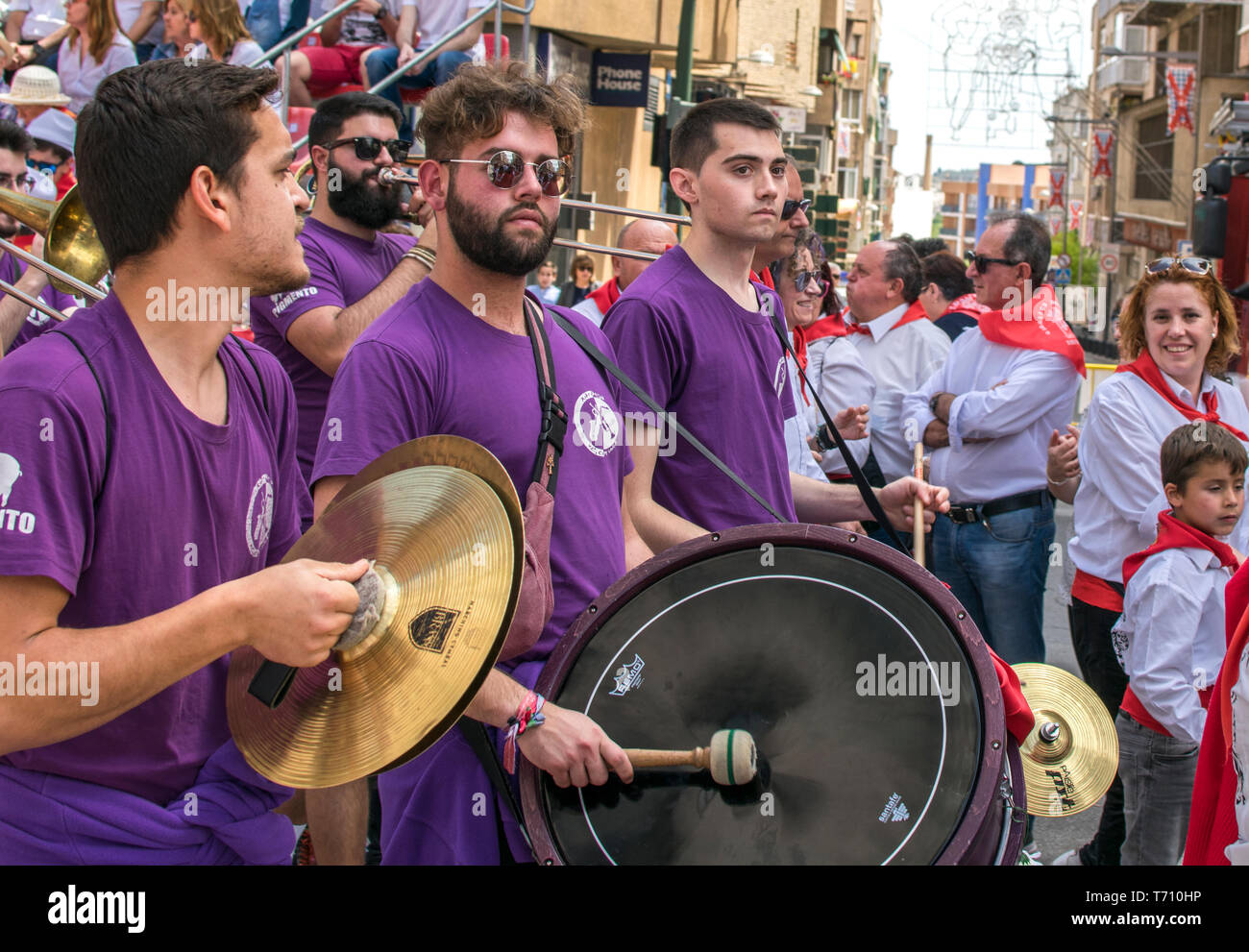 Caravaca de la Cruz, Murcia, Spanien, 2. Mai 2019: Blaskapelle in der Prozession an Los Caballos Del Vino: Pferde von Wein. Stockfoto