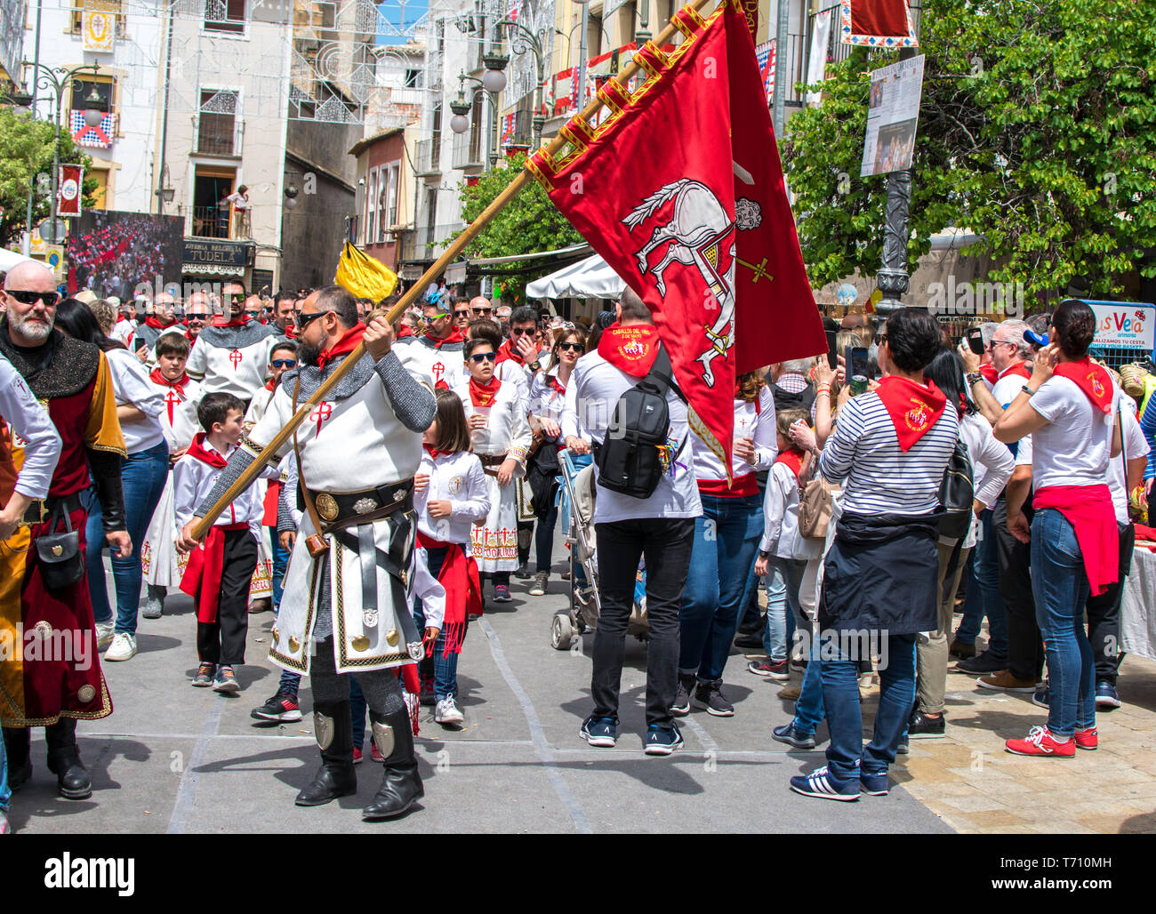 Masse der Leute an der Spanischen Traditionen, Kultur der Caballos Del Vino oder Wein Pferde in Caravaca de la Cruz, in Murcia, Spanien am 2. Mai 2019. Stockfoto