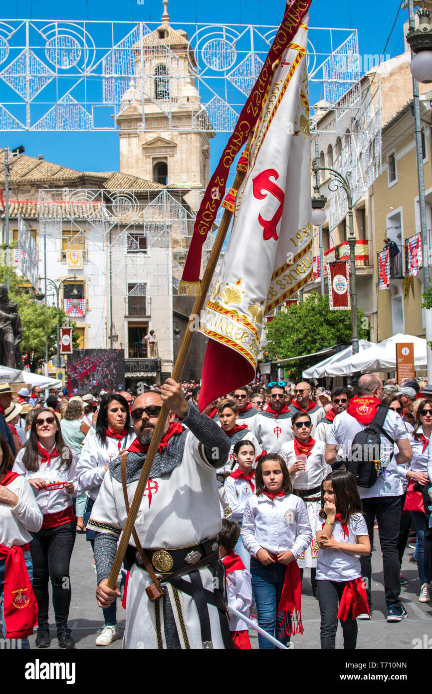 Masse der Leute an der Spanischen Traditionen, Kultur der Caballos Del Vino oder Wein Pferde in Caravaca de la Cruz, in Murcia, Spanien am 2. Mai 2019. Stockfoto