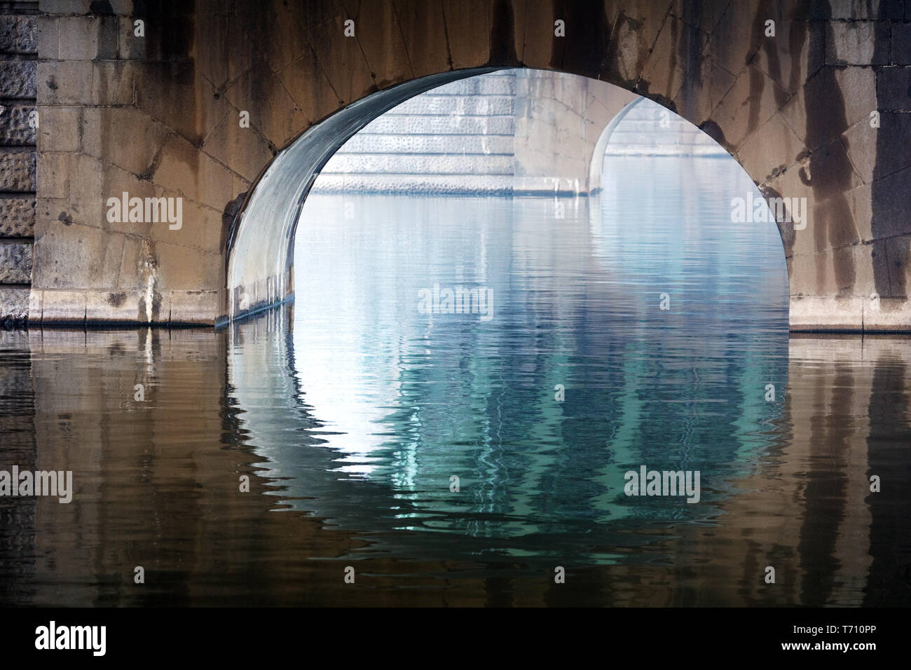 Reflexion unter der Brücke, Prag Stockfoto