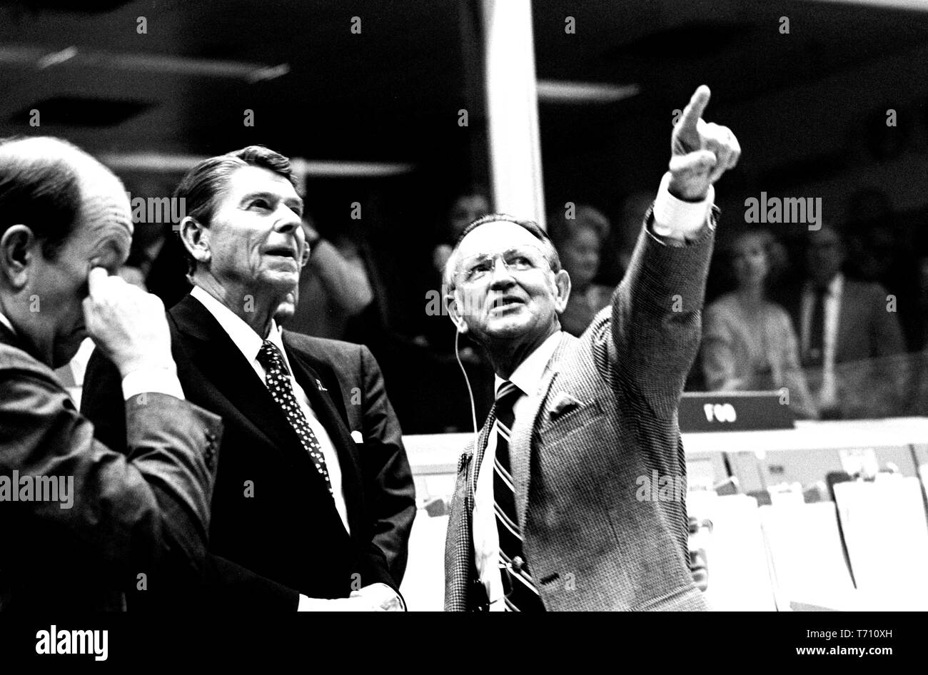 Präsident Ronald Reagan unterrichtet, die die JSC Direktor Christopher C Kraftpapier Jr im Mission Control Center das Johnson Space Center, Houston, Texas, 13. November 1981. Mit freundlicher Genehmigung der Nationalen Luft- und Raumfahrtbehörde (NASA). () Stockfoto