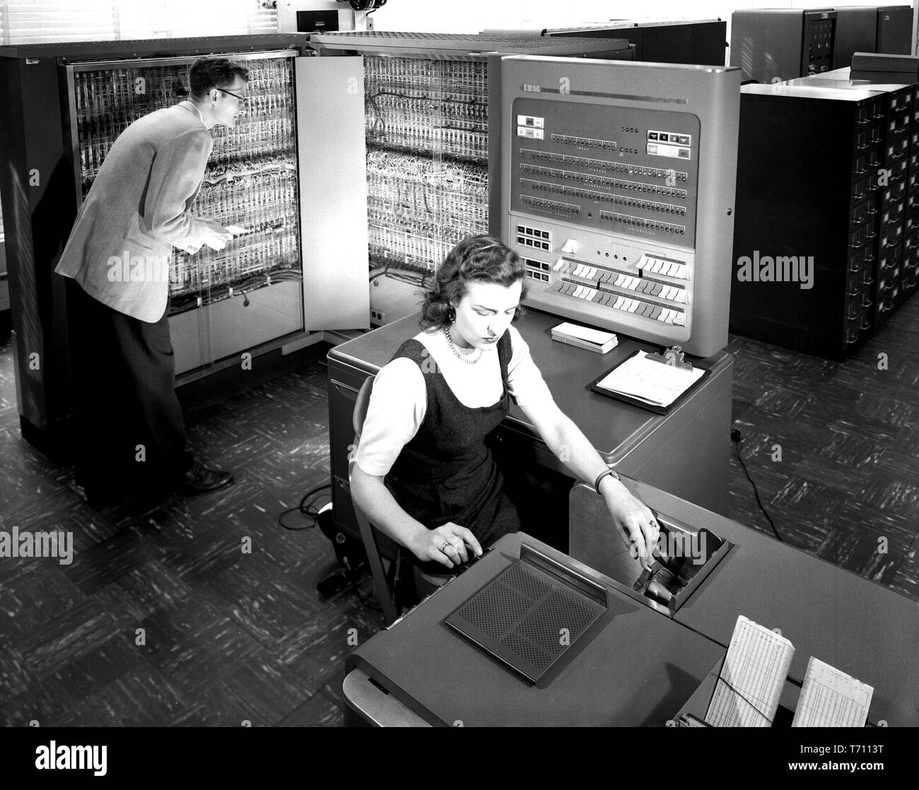 NASA-Mitarbeiter arbeiten mit IBM Typ 704 elektronische Datenverarbeitung Maschine für die Berechnungen für die Luftfahrtforschung im Langley Research Center, Hampton, Virginia, 21. März 1957 verwendet. Mit freundlicher Genehmigung der Nationalen Luft- und Raumfahrtbehörde (NASA). () Stockfoto