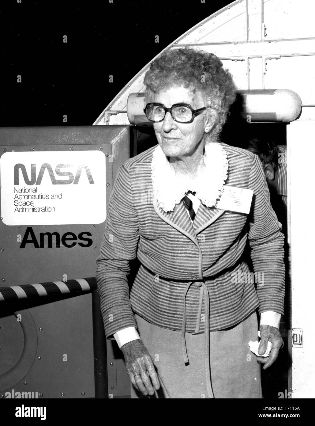 Neta Snook Südlichen, Pilot und Ausbilder zu Amelia Earhart, ergibt sich aus der Flight Simulator für Fortgeschrittene Flugzeuge am Ames Research Center, Moffett Federal Airfield, Kalifornien, 31. Oktober 1980. Mit freundlicher Genehmigung der Nationalen Luft- und Raumfahrtbehörde (NASA). () Stockfoto