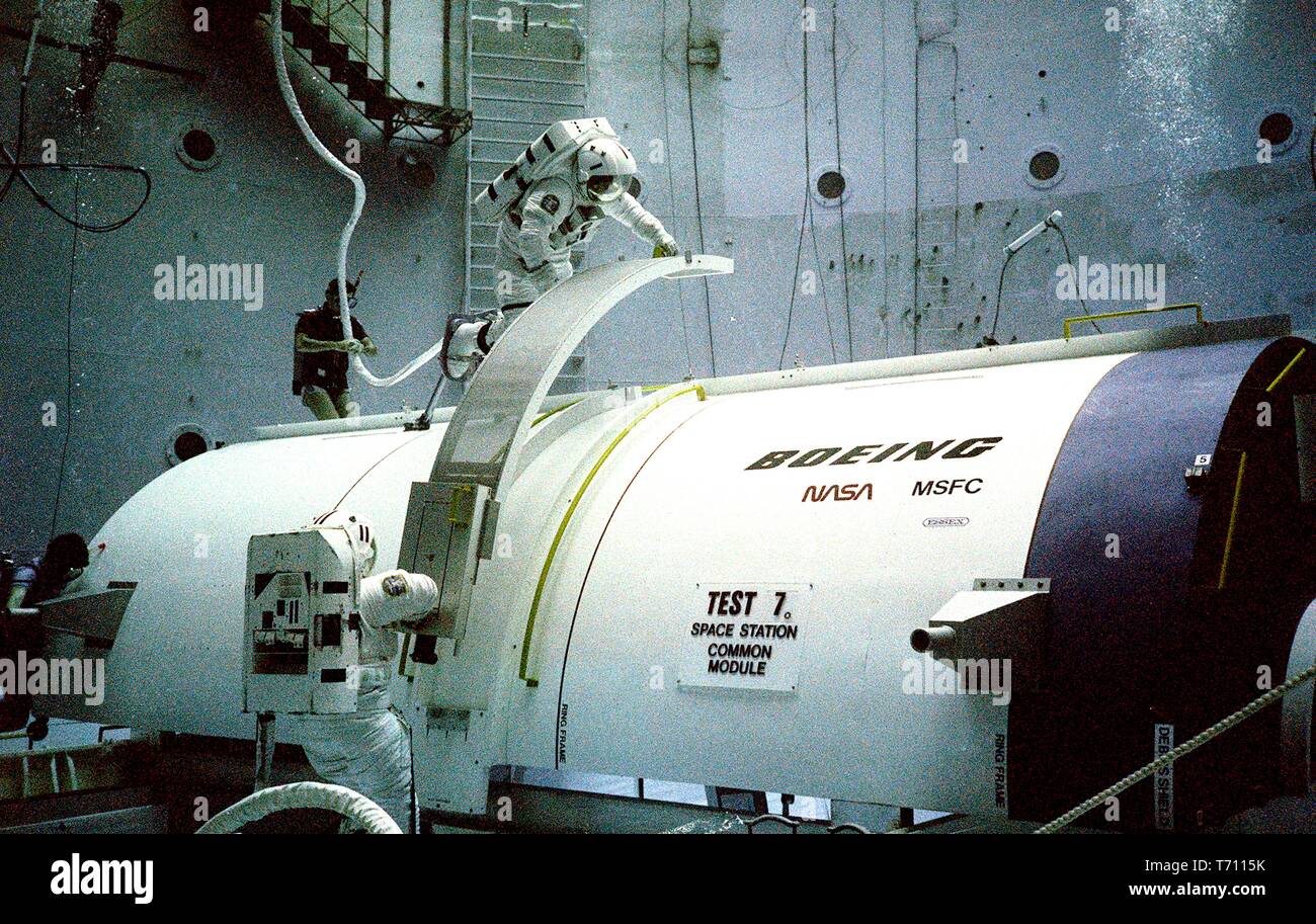 Zwei Astronauten üben Bau Techniken zur Raumstation im Neutral Buoyancy Simulator (NBS) am Marshall Space Center in Huntsville, Alabama, Dezember, 1985. Mit freundlicher Genehmigung der Nationalen Luft- und Raumfahrtbehörde (NASA). () Stockfoto